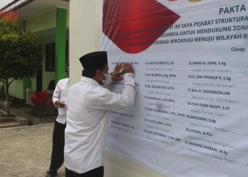 Bangun Pelayanan dengan tagline ” Kerja” , Pejabat Kankemenag Tanda Tangani Pakta Integritas
