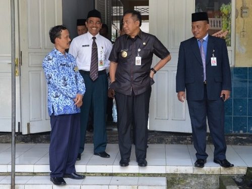 Kakankemenag Kab Cilacap Monitoring UNBK Bersama Bupati