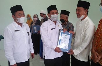 Kakankemenag Serahkan 30 SKT Majelis Taklim Di Cipari