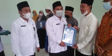 Kakankemenag Serahkan 30 SKT Majelis Taklim Di Cipari