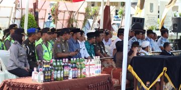 KAKANKEMENAG KEMBALI HADIRI PEMUSNAHAN RIBUAN BOTOL MIRAS