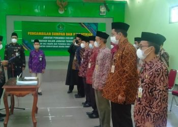 Kepala Kantor Melantik Dan Mengambil Sumpah Pejabat Pengawas Eselon IV.b  Dan Beberapa Pejabat Fungsional