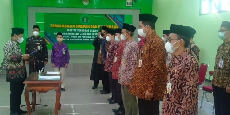Kepala Kantor Melantik Dan Mengambil Sumpah Pejabat Pengawas Eselon IV.b  Dan Beberapa Pejabat Fungsional