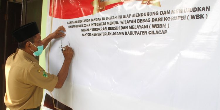 ASN KanKemenag Kabupaten Cilacap Tandatangani Pakta Integritas Siap Wujudkan Wilayah Bebas Dari Korupsi