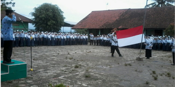 Sambut Momentum Refleksi Guru, MTsN Majenang Menggelar Upacara