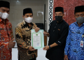 Kepala Kankemenag Kabupaten Cilacap serahkan Izin Operasional Rumah Tahfidz dan TPQ Nurut Tauhid Kawunganten