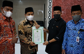Kepala Kankemenag Kabupaten Cilacap serahkan Izin Operasional Rumah Tahfidz dan TPQ Nurut Tauhid Kawunganten