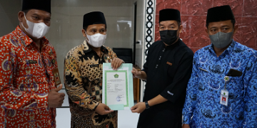 Kepala Kankemenag Kabupaten Cilacap serahkan Izin Operasional Rumah Tahfidz dan TPQ Nurut Tauhid Kawunganten