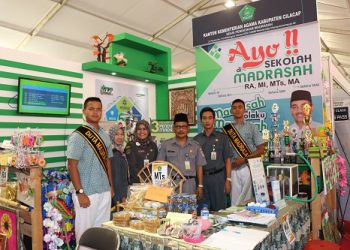 Stand Kemenag Kedodoran Layani Permintaan Jadwal Imsakiyah