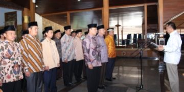 BUPATI KUKUHKAN PENGURUS BAZNAS DAN YAYASAN MASJID AGUNG DARUSSALAM