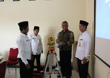 Kemenag Cilacap Bekali Theodolit Tim Pengukur Arah Kiblat