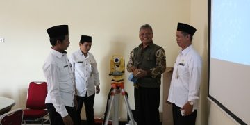 Kemenag Cilacap Bekali Theodolit Tim Pengukur Arah Kiblat