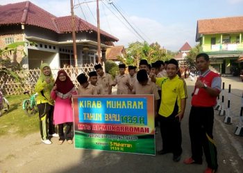 Sambut Tahun Baru, MTs Al-Mukarromah Sampang Gelar Kirab