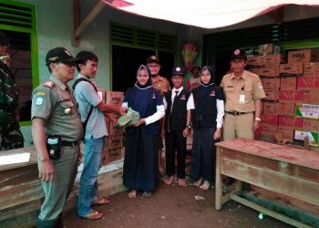 MTsN 3 Cilacap Membantu Korban Banjir Tarisi