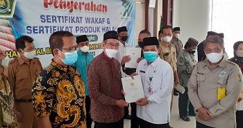 10 Sertifikat Produk Halal dan 50 Sertifikat Wakaf Diserahkan