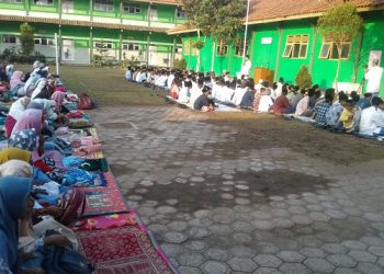 Pendidikan Langsung, MTsN 5 Cilacap Menggelar Shalat Idul Adha Bersama