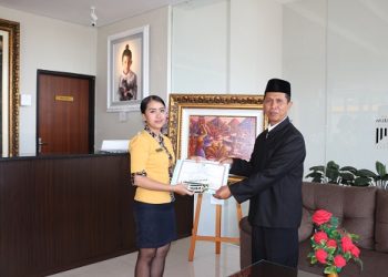 Pengukuran Arah Kiblat Hotel Atrium Ditandai Penyerahan Sertifikat