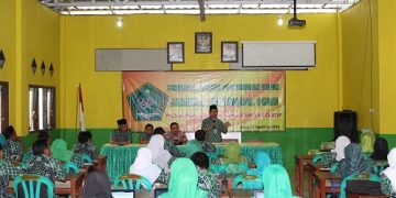 SALAH SATU KEWAJIBAN GURU ADALAH MENYUSUN ADMINSTRASI