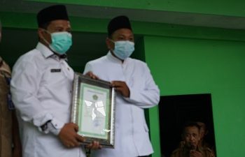 Pembinaan dan Penyerahan Piagam Ijin Operasional Madin di Gandrungmangu