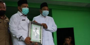 Pembinaan dan Penyerahan Piagam Ijin Operasional Madin di Gandrungmangu