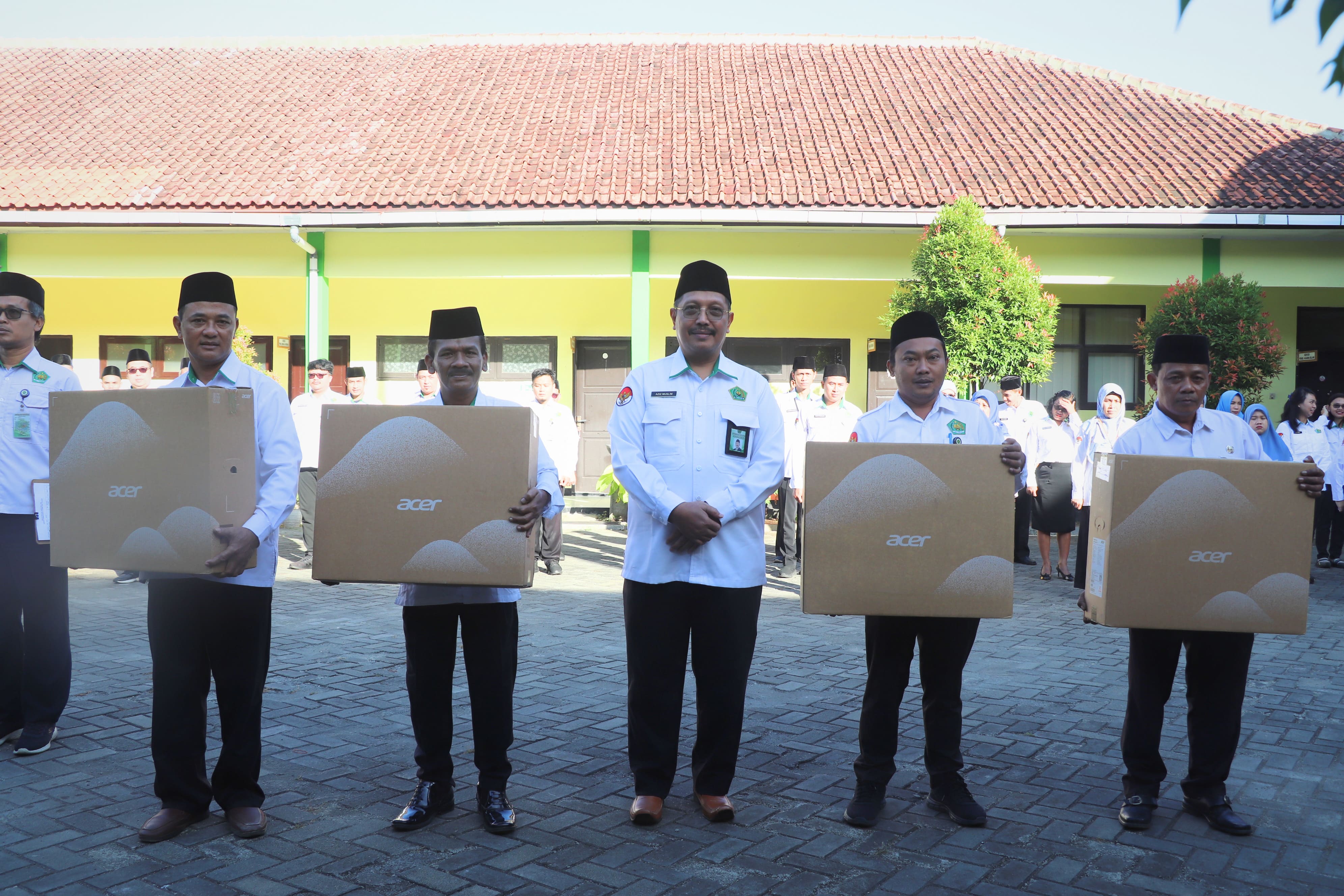 Tingkatkan Efektivitas Layanan, Empat KUA di Cilacap Dapat Fasilitas Komputer Baru