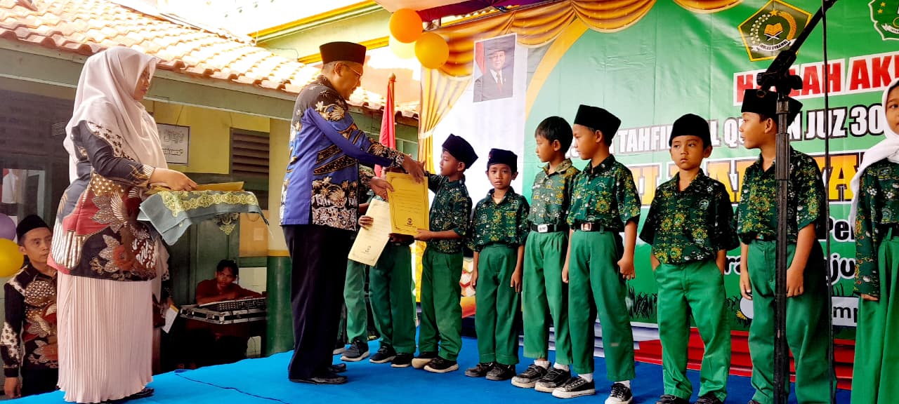 Hadiri Haflah Akhirusanah MI Darwata Sikampuh, Kakankemenag Cilacap Apresiasi Pengembangan Potensi Siswa